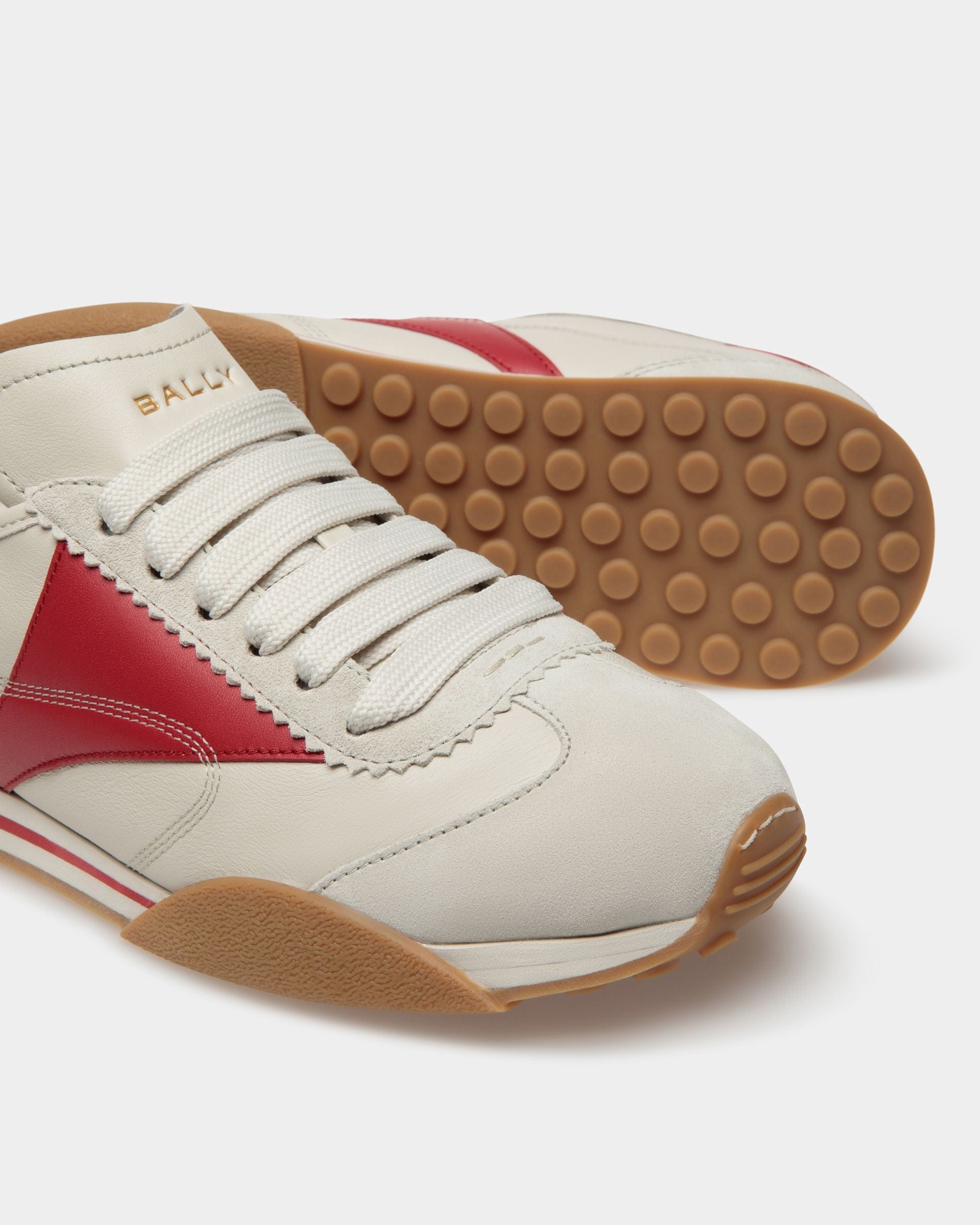 Sneakers Sussex En Cuir Blanc Poussière Et Rubis Profond - Homme - Bally - 04