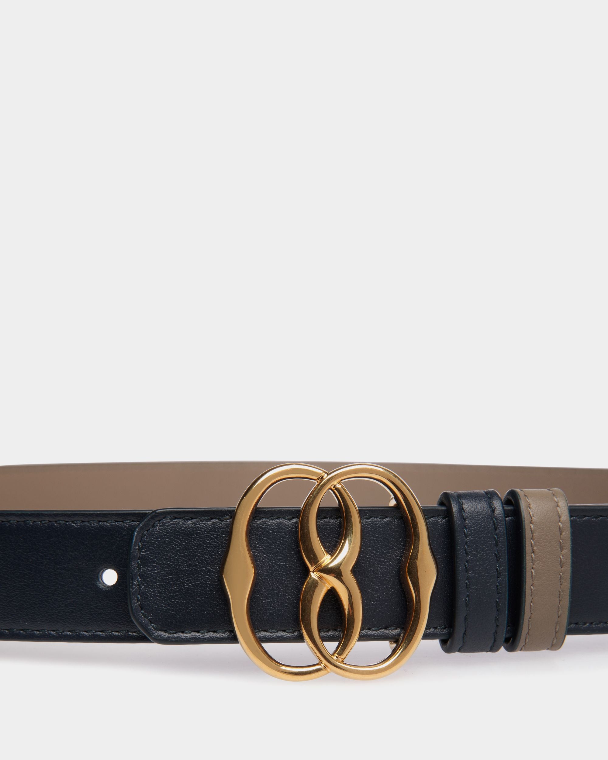 Ceinture Emblem 25 mm Réversible En Cuir Navy Blue Et Taupe - Femme - Bally - 04